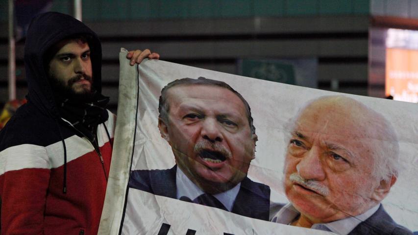 Erdogan macht seinen einstigen Verbündeten Fetullah Gülen, einen im US-Exil lebenden Prediger, und seine weitverzweigte und mächtige Organisation FETÖ ("Fethullahistische Terror-Organisation") als Drahtzieher des Putsches aus. Alle Gülen-Anhänger sollen aus allen öffentlichen Bereichen entfernt werden. Von den USA verlangt Ankara die Auslieferung Gülens - bisher vergeblich.