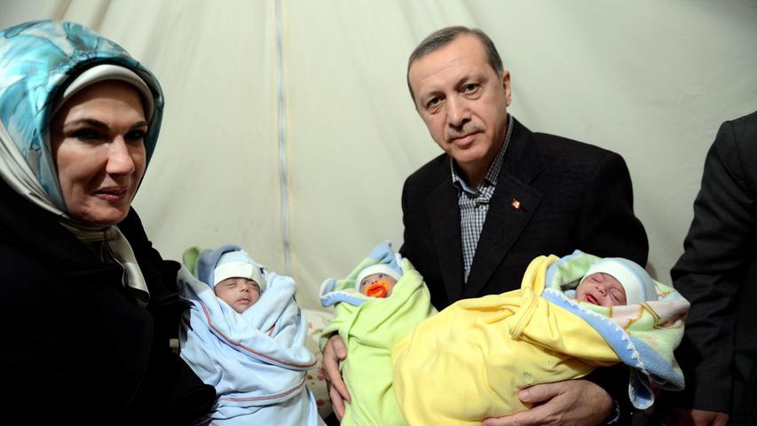 Erdogan ist weiter besorgt um die gesellschaftlichen Werte in der Türkei. So schränkt die politische Führung zunehmend den Ausschank von Alkohol ein. Im Dezember 2014 sorgt Erdogan mit einer Aussage zur Rolle der Frau erneut für Aufssehen. Er wittert einen jahrelangen Landesverrat: Durch Empfängnisverhütung werde die "Blutlinie" seines Landes geschwächt. Seine Empfehlung an junge Paare: mindestens drei Kinder zu bekommen - zum Erhalt der Abstammungslinien.