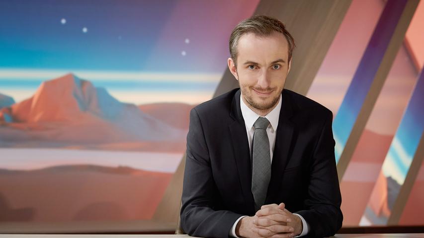 Die Böhmermann-Affäre: Am 17. März 2016 sendet das NDR-Satiremagazin "extra 3" ein Lied mit dem Titel "Erdowie, Erdowo, Erdogan", welches Erdogan kritisiert und verspottet. In seiner Sendung Neo Magazin Royale eineinhalb Monate später greift Jan Böhmermann den Streit auf und veröffentlicht eine ätzende Schmähkritik auf Erdogan. Der türkische Präsident ist außer sich vor Wut. Er fordert die Bundesregierung auf, das Schmähgedicht verbieten zu lassen, was diese aber nicht kann. Überhaupt ist das türkische Staatsoberhaupt schnell beleidigt. In der Verfassung des Landes ist die Beleidigung des Präsidenten mit bis zu vier Jahren Haft bedroht. Allein bis Anfang März 2016 reicht Erdogans 1845 Anzeigen ein, zwei davon sogar gegen Kinder im Alter von 12 und 13 Jahren.