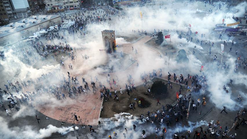 Der Protest gegen die zunehmenden islamistischen Tendenzen unter der Regierung Erdogan nimmt im Laufe der Zeit zu. Auch der autokratische Stil des Regierungschefs reizt vor allem junge Türken und Intellektuelle zum Widerspruch. Im Mai 2013 eskaliert der Konflikt. Auslöser sind die Proteste gegen ein geplantes Bauprojekt auf dem Gelände des Gezi-Parks in Istanbul. Auf dem benachbarten Taksim-Platz gehen die Sicherheitskräfte mit roher Gewalt gegen Demonstranten vor. Der Protest greift dennoch rasch auch auf andere Städte über.
