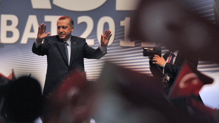 Es geht weiter bergauf mit Erdogans AKP. Bei den Parlamentswahlen 2011 kommt die Partei auf erstaunliche 49,8 Prozent, verfehlt damit allerdings die erhoffte Zweidrittelmehrheit im Parlament. Diese hatte Erdogan unbedingt erreichen wollen, um die Verfassung ändern zu können.