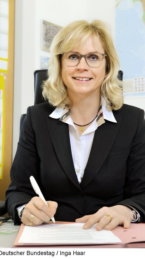 Andrea Lindholz (CSU) hat ihre Nebeneinkünfte mit minimal 6000 Euro angegeben. Ihr Wahlkreis ist in Aschaffenburg.