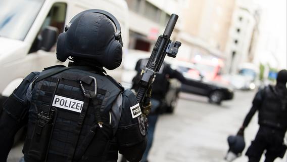 Weißenburg: Mann reißt sich Kleidung vom Körper, springt auf Autodach - und attackiert Polizei