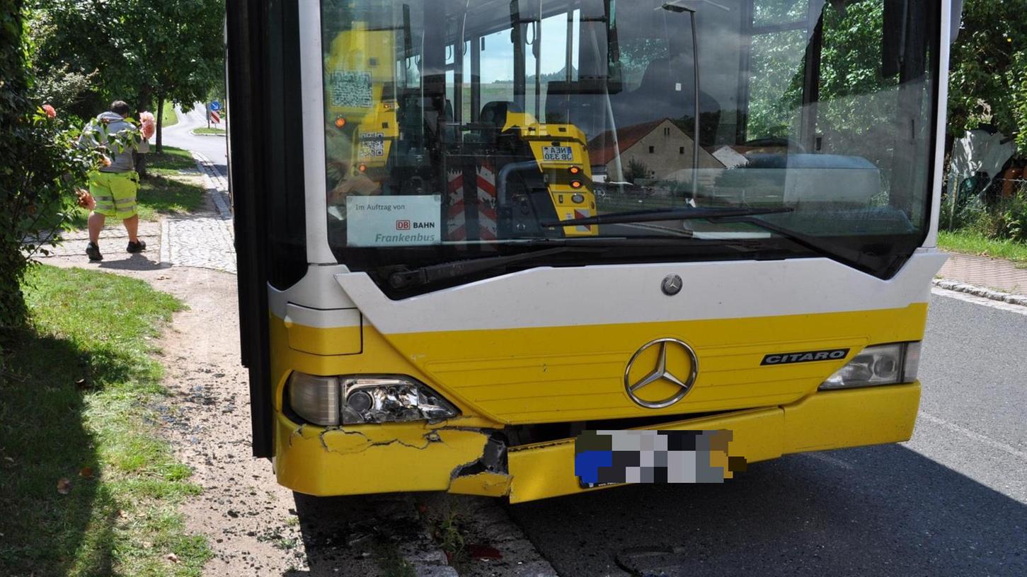 Buch bei Gremsdorf: Linienbus fährt auf Auto