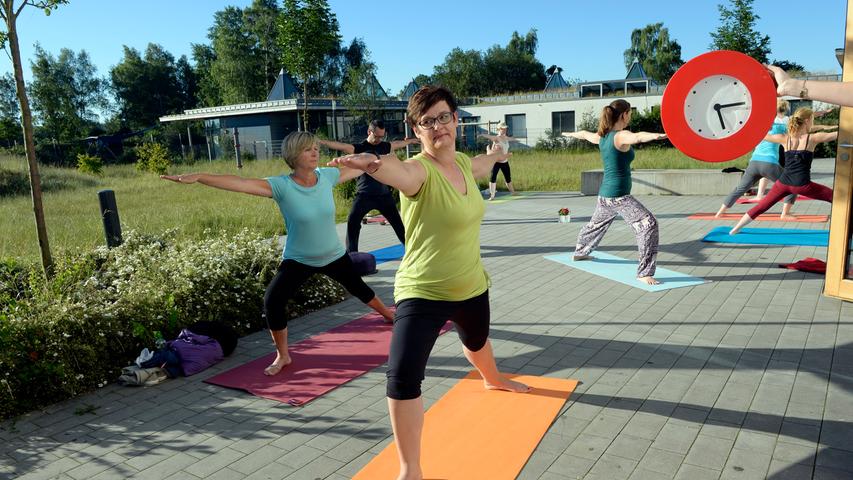 Yoga am Morgen: Dafür steht Erlangen auf. Die Kursteilnehmer von Marisa Leininger starten bereits um 7 Uhr.