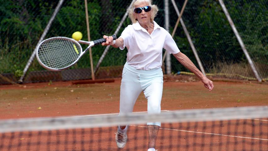 Mit 88 Jahren begeistert beim Tennis: Beim BSC Erlangen spielen Senioren Tennis, auch Annerose Fischer.