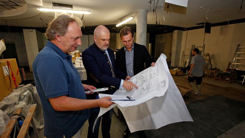 Architekt Reinhard Meisel, Karlheinz Reindl und Josef Pilsl von Pilcon bei der Baustellenbesichtigung.