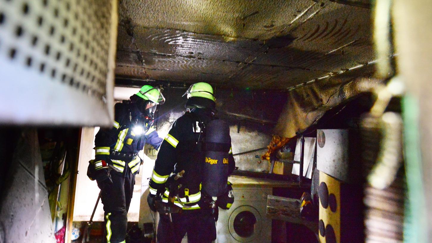 In der Voltastraße in Frauenaurach hat es in einem Keller gebrannt. Drei Verletzte wurden von der Feuerwehr an den Rettungsdienst übergeben.