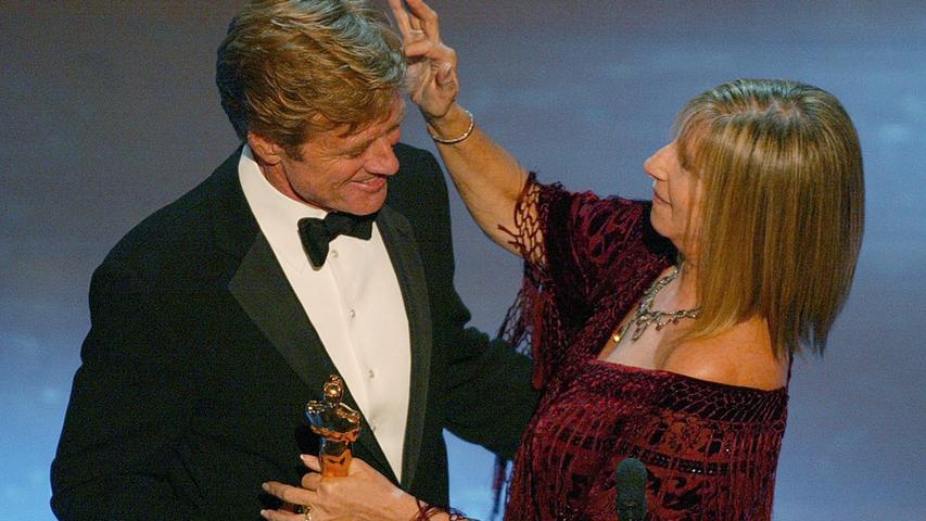 Den Ehren-Oscar für sein Lebenswerk als Schauspieler, Regisseur und Produzent sowie als Gründer des Sundance Instituts erhielt Robert Redford 2002 von Barbra Streisand überreicht.