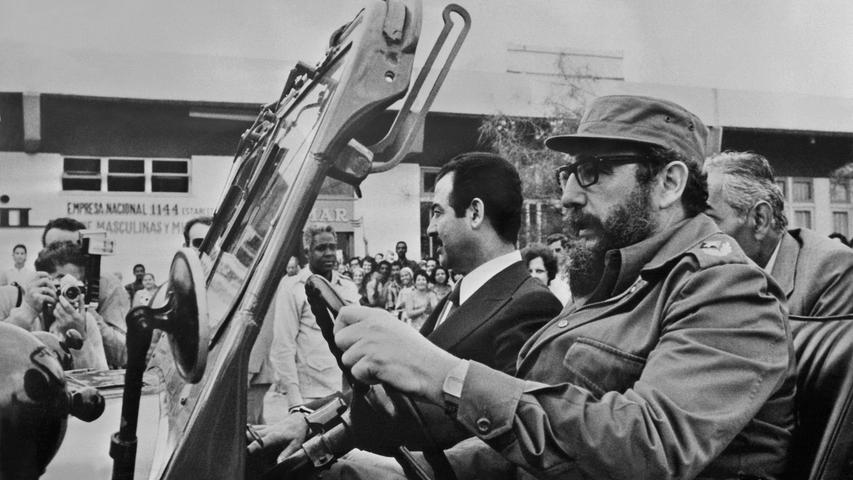 Legendärer Revolutionär, Ikone der Linken: Am 13. August wurde Kubas jahrzehntelanger Staatschef Fidel Castro 90 Jahre alt. Fast drei Monate später stirbt er. Unser Rückblick auf die Wegmarken seiner Regentschaft beginnt im Jahr 1953. Doch der damalige Versuch Castros und seiner Weggefährten, mit einem Angriff auf die Moncada-Kaserne in Santiago de Cuba eine Revolution in Gang zu setzen, scheitert. Castro landet im Gefängnis. Dank einer Amnestie kommt er aber bald frei.