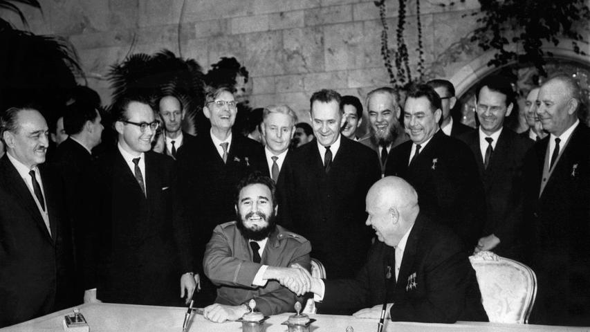 Eineinhalb Jahre nach der Revolution nehmen Kuba und die Sowjetunion diplomatische Beziehungen auf. Die Großmacht stützt das Regime. Auf dem Foto von 1964 wird ein Handelsvertrag besiegelt.