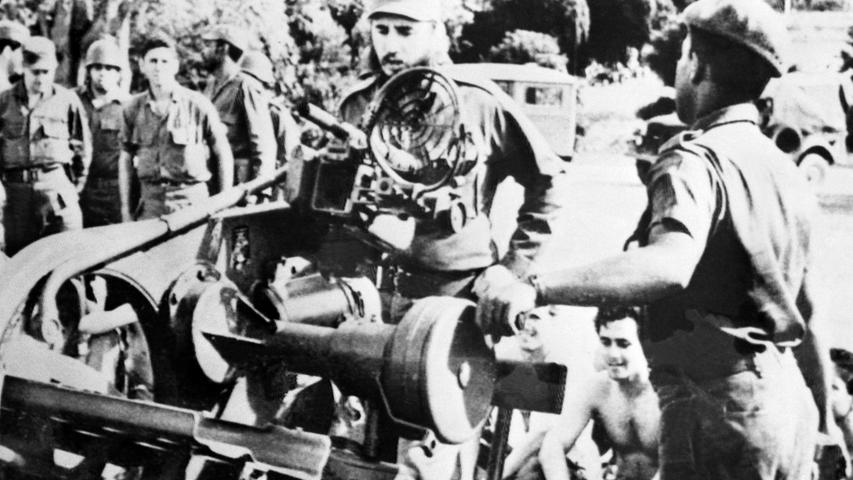 Stets abwehrbereit: Fidel Castro, der wegen des Bündnisses mit der Sowjetunion den Amerikanern ein Dorn im Auge ist, überlebt nach eigenen Angaben 600 Anschlagsversuche. 1961 landen von den USA unterstützte Exilkubaner in der Schweinebucht - doch Castros Truppen verhindern eine Invasion.