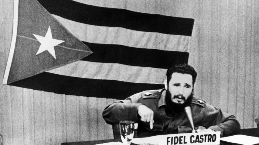 Kurze Zeit später hält die Menschheit den Atem an - und mittendrin Fidel Castro: Anlass für die Kubakrise, die die Welt im Oktober 1962 an den Rand des Abgrunds führt, ist die Stationierung sowjetischer Atomraketen auf der Karibikinsel. Doch die USA und Russland legen den Konflikt in letzter Minute friedlich bei.