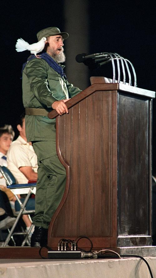 Auch sich selbst weiß Castro zu inszenieren: Am 30. Jahrestag der Revolution 1989 lässt sich eine Taube auf seiner Schulter nieder.