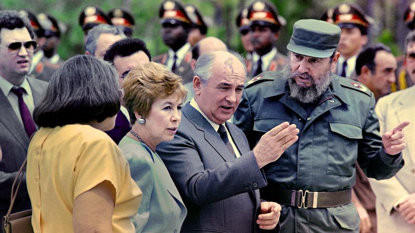 Nach dem Ende des Ost-West-Konflikts sehen viele Beobachter aber auch das Ende der Castro-Herrschaft auf Kuba kommen. Sie täuschen sich. Das Bild zeigt Fidel Castro im Gespräch mit Michail Gorbatschow, dem Generalsekretär des Zentralkomitees der Kommunistischen Partei der Sowjetunion, im Jahr 1989.