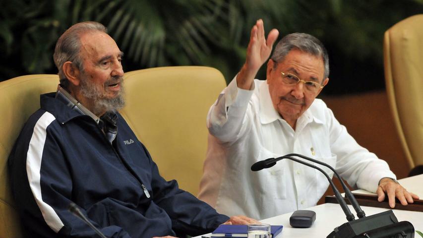 Der "Máximo Líder" tritt ab: Nach einer schweren Darmoperation übergibt Fidel Castro im Juli 2006 die Amtsgeschäfte an seinen Bruder Raúl. Seinen offiziellen Rücktritt erklärt er am 19. Februar 2008. Raúl Castro beginnt mit der zaghaften Modernisierung des Landes...