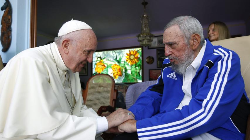 Ebenso wie für den Papst: Franziskus spielt eine entscheidende Rolle bei der sich 2014 anbahnenden US-kubanischen Annäherung. In seinen späten Jahren lässt sich Castro immer wieder im Adidas-Trainingsanzug abbilden - er stammt offenbar aus alten Olympiabeständen.