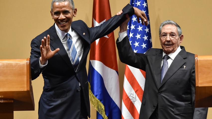 Ende einer jahrzehntelangen Eiszeit: Kubas Staatschef Raúl Castro (rechts) und US-Präsident Barack Obama verkünden Ende 2014 schließlich die Aufnahme diplomatischer Beziehungen.