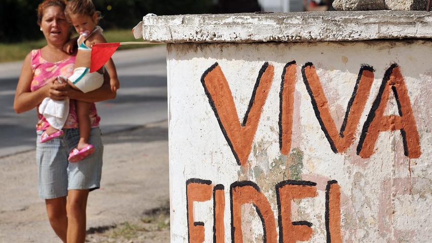 In Kuba wurde Fidel Castro bis zu seinem Tod verehrt. Dem harten Durchgreifen gegen Dissidenten standen viele Erfolge gegenüber - die Kindersterblichkeit ist auf Erste-Welt-Niveau, die medizinische Versorgung gut und für jeden zugänglich. "Viva Fidel - es lebe Fidel", heißt es nicht nur auf dieser Mauer.