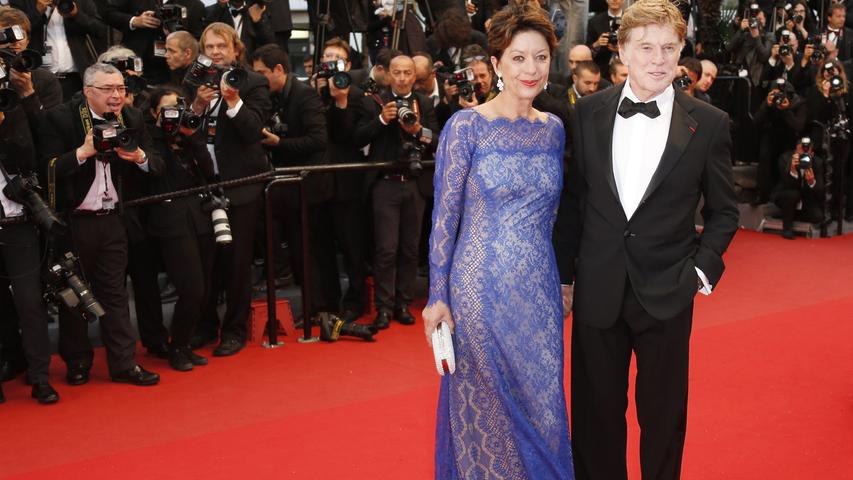 Macht noch immer eine prächtige Figur auf dem roten Teppich: Robert Redford mit seiner zweiten Ehefrau, der deutschen Malerin Sibylle Szaggars, vor der Premiere seines Ein-Mann-Dramas "All is lost" beim Filmfestival in Cannes 2013.