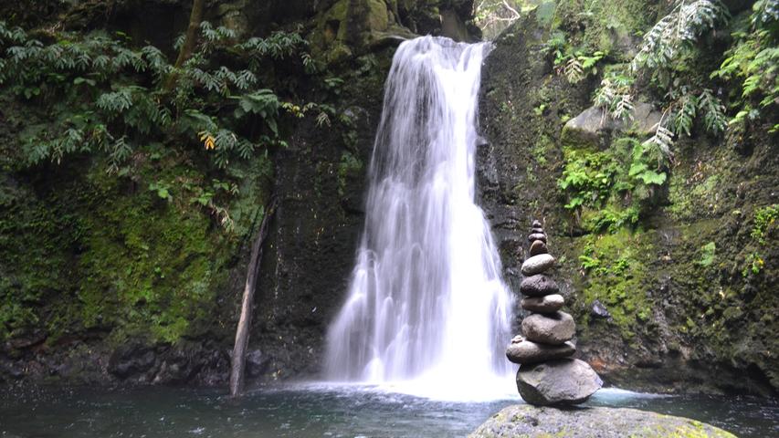 Über Stock und Stein führt ein Wanderweg zum Wasserfall beim verlassenen Dörfchen Sanguinho. Die Abkühlung ist nach dem kleinen Aufstieg willkommen.
