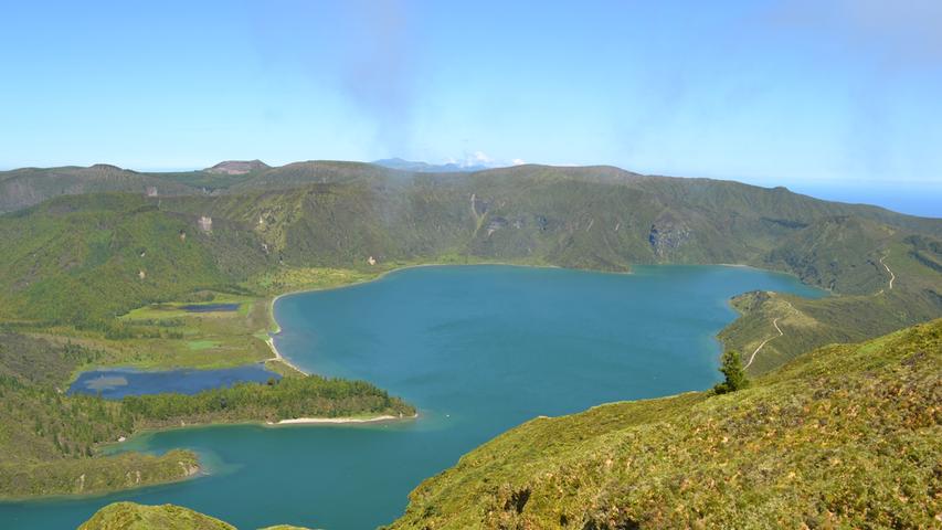 An den vulkanischen Ursprung der Inseln erinnern die vielen Kraterseen.