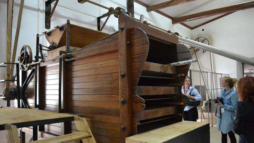 Sieht aus wie im Museum, wird aber noch benutzt: Die uralten Maschinen der Teefabrik stammen aus England.