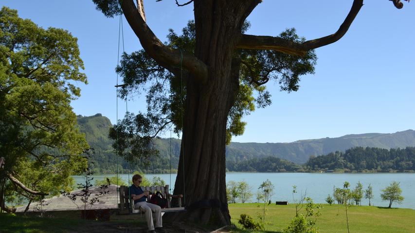 Lauschiges Plätzchen: Auf der Baumschaukel lässt es sich am Ufer des Furnas-See herrlich entspannen.