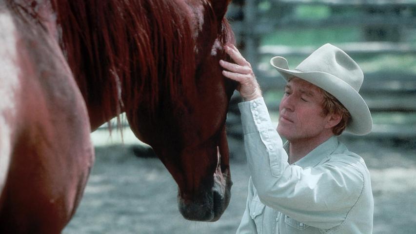 Robert Redford gehört nicht nur zu den größten Schauspielern Hollywoods, sondern führte schon früh auch selbst Regie: In der Romanverfilmung "Der Pferdeflüsterer" stand er 1998 erstmals selbst vor der eigenen Kamera - als Tom Booker, der verletzte Tierseelen heilen kann.