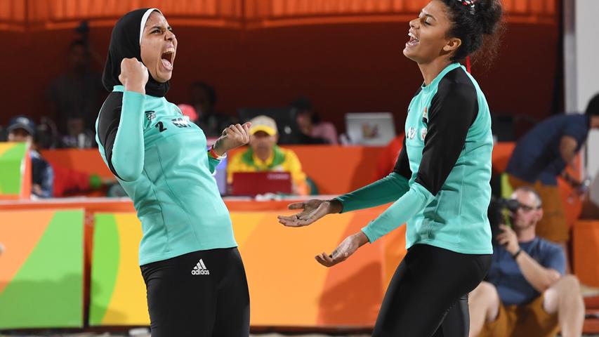 Nada Meawad und Doaa Elghobashy aus Ägypten traten als erste muslimische Frauenmannschaft beim Volleyball im Sand an. In schwarzen Ganzkörper-Anzügen mit schwarz-türkisem integrierten Kopftuch. Eine Funktionärin erklärte: "Bei uns entscheidet jede Spielerin selbst, in welcher Kleidung sie antreten will." Erst 2012 hatte der Weltverband FIVB die Regel gekappt, die die knappen Bikinis vorschrieb.