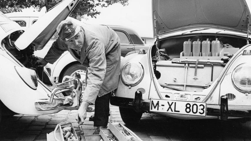 Wilhelm Gehr von der Straßenwacht ist mit seinem 'Mehrzweckauto (mit Münchner Kennzeichen) zur Stelle. Im Wagen des Fahrers haben die Zündkerzen veragt.  Hier geht es zum Artikel vom 15. August 1966: Wenn der Motor streikt.