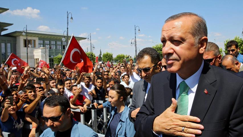 Überall im Land versammelt Erdogan Anhänger um sich. Die Kundgebungen sind oft ein einziges Meer roter Flaggen. Klar ist: Wer nicht für Erdogan ist, ist gegen ihn. Der Präsident verhängt für drei Monate den Ausnahmezustand, währenddem das Land von allen Widersachern "gesäubert" werden soll. Der Ausnahmezustand wird noch viele Male verlängert werden.