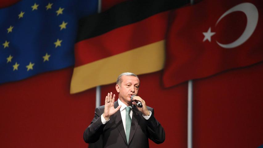 Umstritten sind immer wieder Erdogans Auftritte vor Anhängern in Deutschland, wie hier am 24. Mai 2014 in Köln. Hier betont er zwar, dass die Türkeistämmigen in Deutschland stets für die Integration gewesen seien. Bei Religion, Sprache und Tradition könnten sie jedoch keine Zugeständnisse machen. "Wenn man von der Assimilation spricht, dann sagen wir nein", betont Erdogan.
