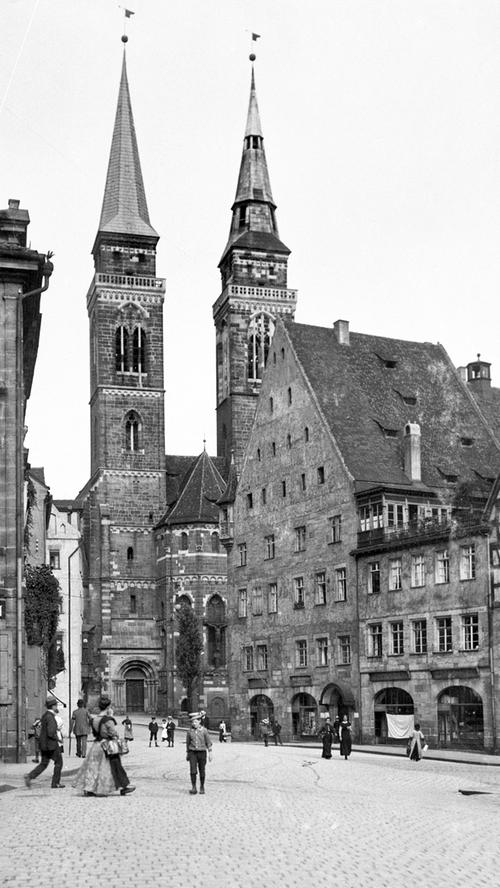 Hier ist der Weinmarkt mit der Kirche St. Sebald im Jahre 1912 zu sehen.