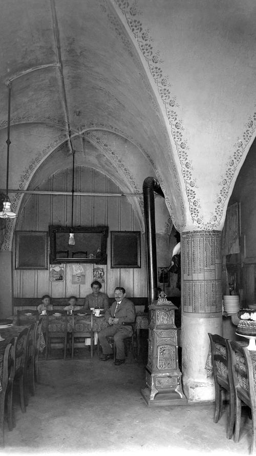Das Café Eichner in der Obstgasse 2 war eine beliebte Feinbäckerei, zu deren Spezialitäten Zwetschgenkuchen zählte.