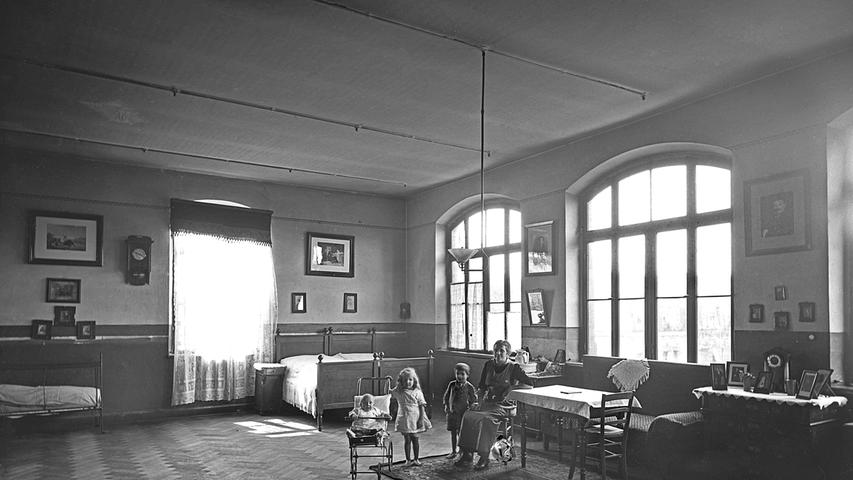 Um 1918 wurden im Ersten Weltkrieg in Nürnbergs Schulhäusern Notunterkünfte eingerichtet. 
