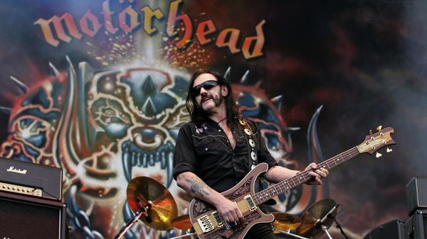 Lemmy Kilmister war der Frontsänger der Rockband Motörhead. Nach ihm benannt wurde auch die Musikdokumentation über ihn und seine Gruppe. "Lemmy" ist ein US-amerikanischer Dokumentarfilm über den 2015 verstorbenen Briten und beinhaltet Material aus internationalen Aufnahmen von Konzerten in den Vereinigten Staaten und Europa, das über drei Jahre hinweg gesammelt wurde. Online zu finden ist dieser Film auf Amazon.
