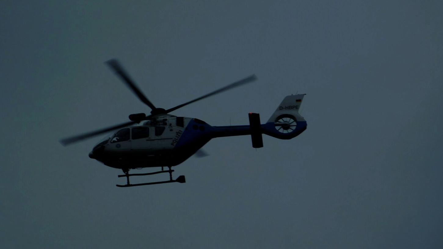 Der Hubschrauber ist weit über den Nürnberger Süden hinaus hörbar. 