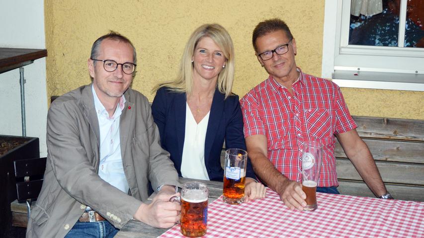 Deftiges Essen, Biergartenflair oder hauseigenes Bier - der Obere Ganskeller im oberpfälzischen Neumarkt ist längst zu einem der beliebtesten Treffpunkte der Stadt avanciert. Ein Grund, warum auch Wirtin Heike Kirsch (45) die Gaststätte vor acht Jahren übernahm. Das Neumarkter Traditionslokal war eigentlich für deren Eltern gedacht, doch schnell wurde der "Ganskeller" zur Leidenschaft der einstigen Grundschullehrerin. "Die Leute machen mir hier unheimlich viel Spaß, vom Personal bis zum Gast - wir sind hier wie eine große Familie." Den herzlichen Umgang spürt man sofort, so wird so mancher Besucher in oder eben auf den Arm genommen. Die Neumarkter Robert Renker (49, links) und Josef Rammelmeier (59, rechts) sind dem Wirtshaus bereits seit einem Jahrzehnt treu, auch mit Wirtin Heike Kirsch verbindet die Männer mittlerweile eine enge Freundschaft. "Erst gestern waren wir privat unterwegs", sagte Rammelmeier. "Man kann hier einfach ganz ungezwungen sein Bier trinken, entweder im Biergarten oder im gemütlichen Wirtshaus", erklärt indes der Neumarkter Stadtrat Renker. Sogar seinen Geburtstag feiert der mittlerweile 49-Jährige dort. Rammelmeier begeistert neben der bayerischen Küche vor allem die Gäste. "Im Ganskeller ist eigentlich jeden Tag was los. Man trifft hier jeden, vom Fußballtrainer bis zum Politiker", ergänzte er mit einem Augenzwinkern in Richtung seines Kumpels. Auch Heike Kirsch schätzt die immer neuen Gesichter. Gerade zur Volksfestzeit bietet der Ganskeller gelungene Abwechslung. Neben dem diesjährigen Festbier können sieben weitere Sorten der hauseigenen Gansbräu-Brauerei probiert werden. Deftiges Essen, Biergartenflair oder hauseigenes Bier - der Obere Ganskeller im oberpfälzischen Neumarkt ist längst zu einem der beliebtesten Treffpunkte der Stadt avanciert. Ein Grund, warum auch Wirtin Heike Kirsch (45) die Gaststätte vor acht Jahren übernahm. Das Neumarkter Traditionslokal war eigentlich für deren Eltern gedacht, doch schnell wurde der "Ganskeller" zur Leidenschaft der einstigen Grundschullehrerin. "Die Leute machen mir hier unheimlich viel Spaß, vom Personal bis zum Gast - wir sind hier wie eine große Familie." Den herzlichen Umgang spürt man sofort, so wird so mancher Besucher in oder eben auf den Arm genommen. Die Neumarkter Robert Renker (49, links) und Josef Rammelmeier (59, rechts) sind dem Wirtshaus bereits seit einem Jahrzehnt treu, auch mit Wirtin Heike Kirsch verbindet die Männer mittlerweile eine enge Freundschaft. "Erst gestern waren wir privat unterwegs", sagte Rammelmeier. "Man kann hier einfach ganz ungezwungen sein Bier trinken, entweder im Biergarten oder im gemütlichen Wirtshaus", erklärt indes der Neumarkter Stadtrat Renker. Sogar seinen Geburtstag feiert der mittlerweile 49-Jährige dort. Rammelmeier begeistert neben der bayerischen Küche vor allem die Gäste. "Im Ganskeller ist eigentlich jeden Tag was los. Man trifft hier jeden, vom Fußballtrainer bis zum Politiker", ergänzte er mit einem Augenzwinkern in Richtung seines Kumpels. Auch Heike Kirsch schätzt die immer neuen Gesichter. Gerade zur Volksfestzeit bietet der Ganskeller gelungene Abwechslung. Neben dem diesjährigen Festbier können sieben weitere Sorten der hauseigenen Gansbräu-Brauerei probiert werden.