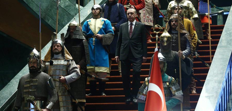 Immer deutlicher werden Erdogans Anspielungen an das einstige Osmanische Reich. In seinem neuen Prunkpalast lässt der türkische Präsident auf einer Treppe kostümierte Repräsentanten historischer Turkstaaten postieren, durch deren Spalier er nach unten schreitet. Dort empfängt er gerne seine Staatsgäste.