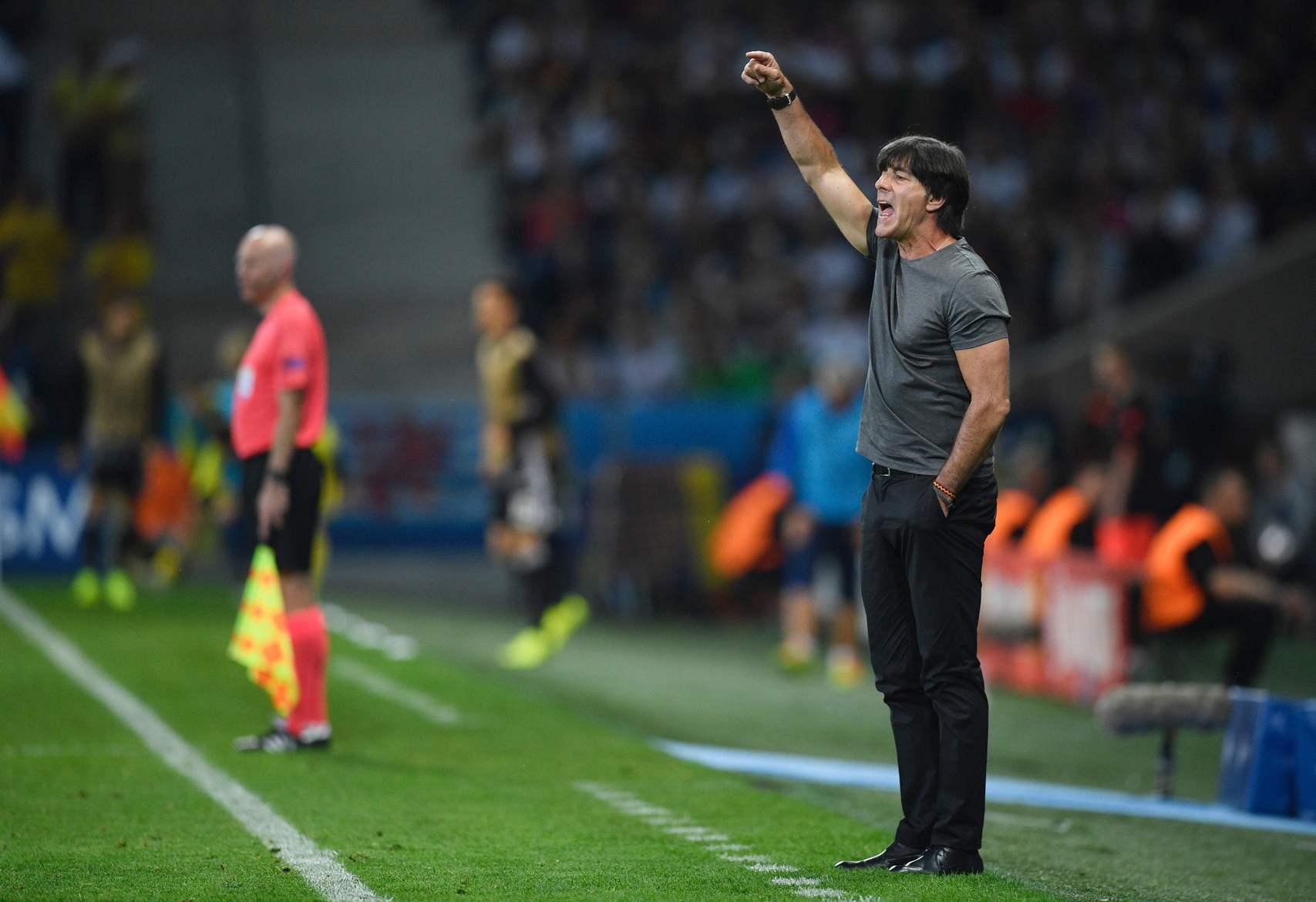 Nach der EM wird viel diskutiert, wie es mit der Nationalmannschaft weiter gehen soll. Bleibt Joachim Löw Bundestrainer? Der Schönauer zieht sich zunächst zurück und verkündet dann, dass er seinen zunächst bis 2018 laufenden Vertrag erfüllen wird.