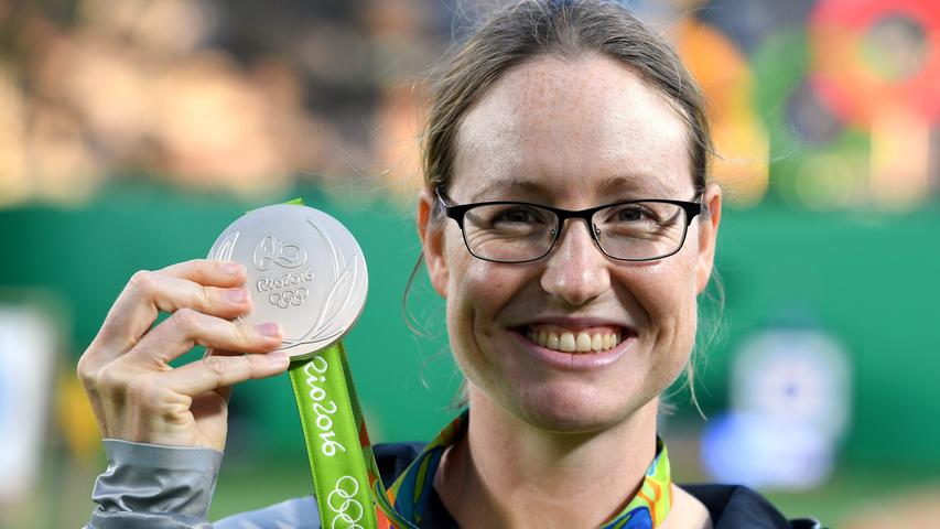 Überraschend gewann Lisa Unruh im Bogenschießen eine Medaille. Die Berlinerin reagierte aber eher kühl auf das Edelmetall: "Ja, ich freu mich. Und damit ist gut. Ich muss mich ja nicht 30 000 Jahre freuen."