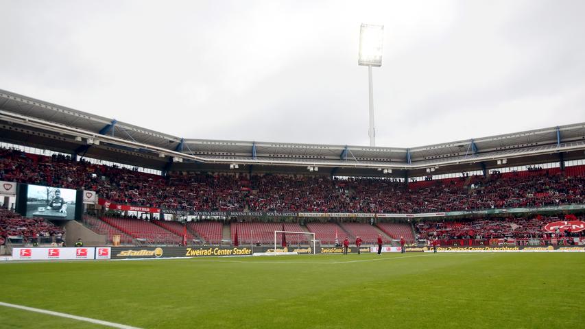 Vor gewöhnungsbedürftiger Kulisse empfing der 1. FC Nürnberg am Freitag den 1. FC Heidenheim zum ersten Heimspiel der Saison. Aufgrund von DFB-Sanktionen blieben die Blöcke 7,9 und 11, Heimat der Ultras Nürnberg (UN94) und Banda die Amici (BDA), leer.