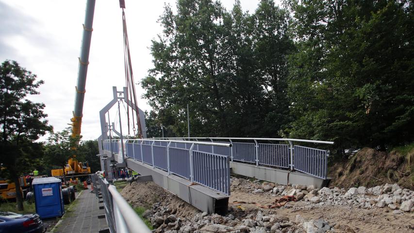 Seit 2008 stand die Brücke ungenutzt als Gerippe über der Breslauer Straße - damit schaffte es sie sogar zu einem unrühmlichen Auftritt bei der Satire-Sendung extra3. Am Samstagmorgen hatte der Witz dann ein Ende - und ein Kran baute die Brücke ab.