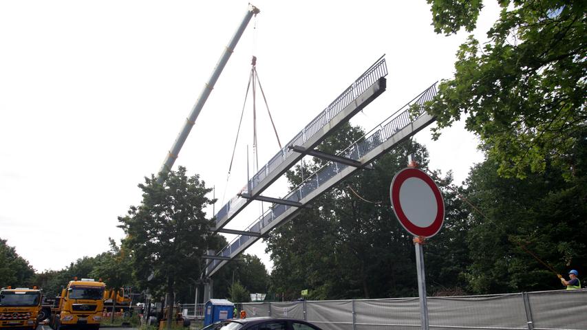 Seit 2008 stand die Brücke ungenutzt als Gerippe über der Breslauer Straße - damit schaffte es sie sogar zu einem unrühmlichen Auftritt bei der Satire-Sendung extra3. Am Samstagmorgen hatte der Witz dann ein Ende - und ein Kran baute die Brücke ab.