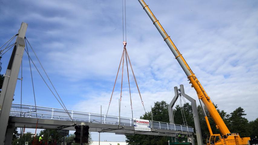 15 Tonnen in der Luft: Brücke über Breslauer Straße verschwindet
