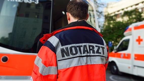 Mit Traktor umgekippt: 48-Jähriger im Kreis Bamberg schwer verletzt
