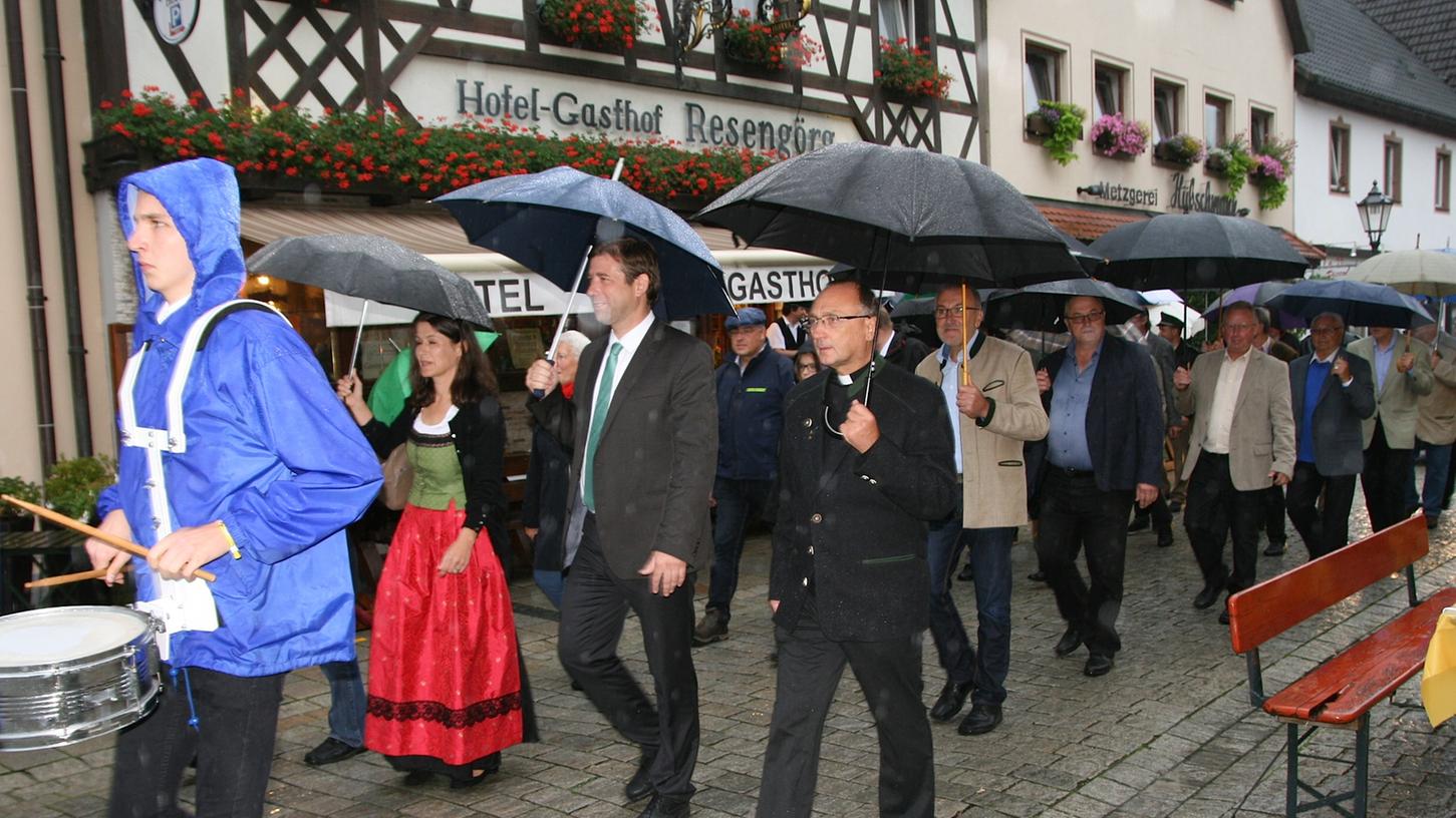 Der Festzug des Ebermannstädter Altstadtfestes hat sicherlich schon besseres Wetter erlebt.