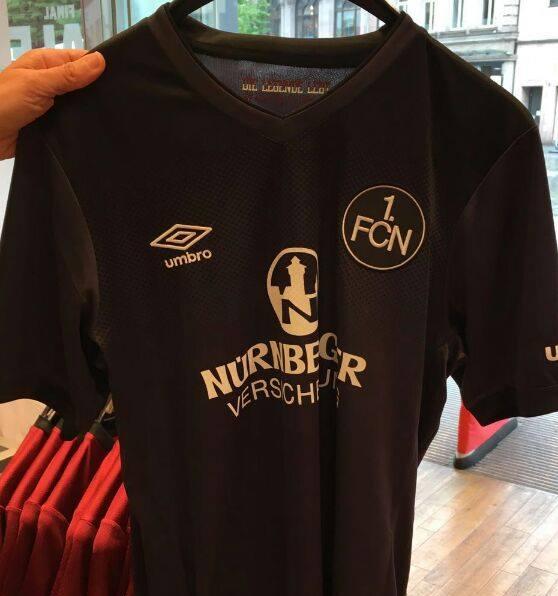 Im offiziellen Fan-Shop des 1. FC Nürnberg ist das neue Trikot noch nicht erhältlich.