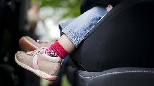 Traktorgabel durchbohrt Auto mit Babys auf Rücksitz Traktorgabel durchbohrt Auto mit Babys auf Rücksitz